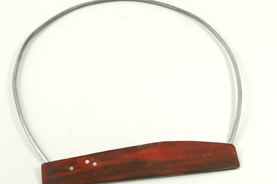 Comes with steel neckwrap and red enamel plate magnetic jewelry