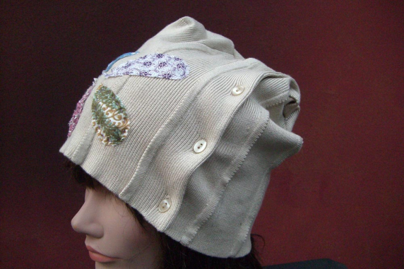 Side buttons and pleats side details